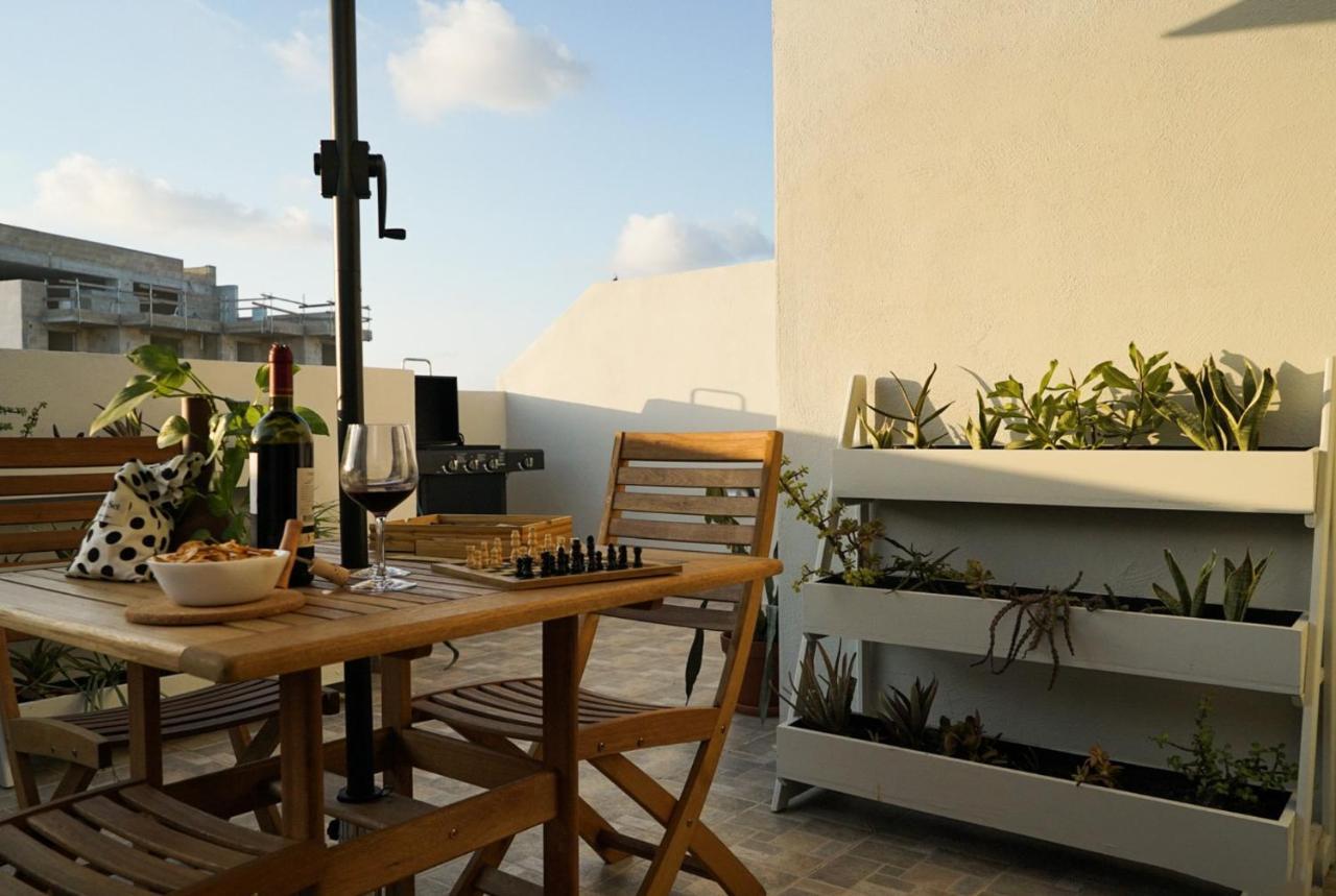 Cosy Designer Seaview Penthouse With Terrace & Bbq Apartamento St. Paul's Bay Exterior foto